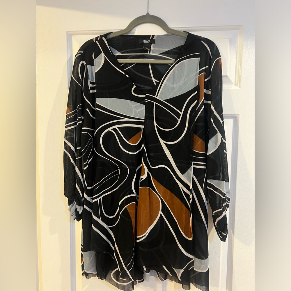 Lightweight Alfani Vneck patterned blouse
